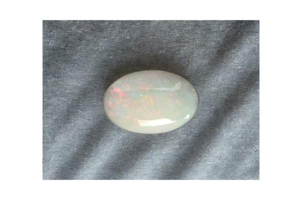 OVAL WHITE OPAL